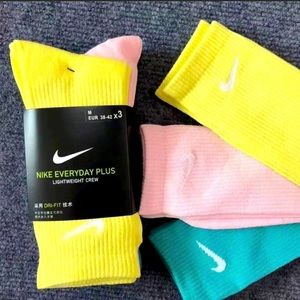 Nike 6 Pack Sports Dri-Fit Moisture Wicking
Athletic Crew Socks